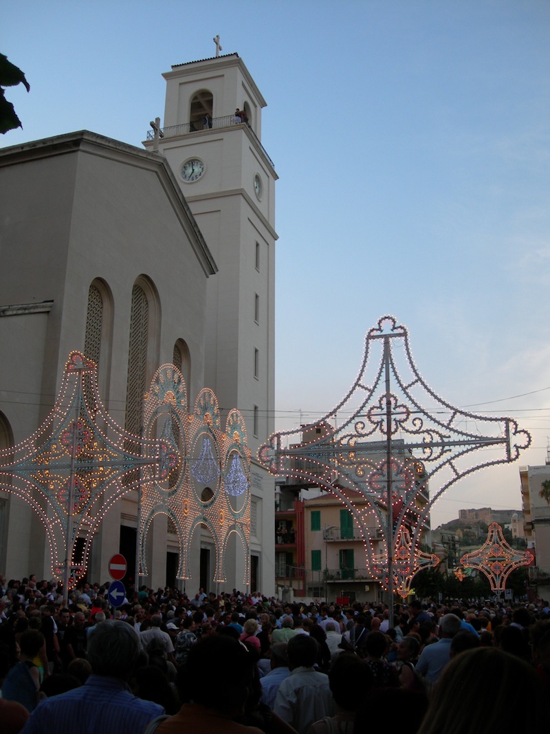 Expectant crowds outside the Duomo