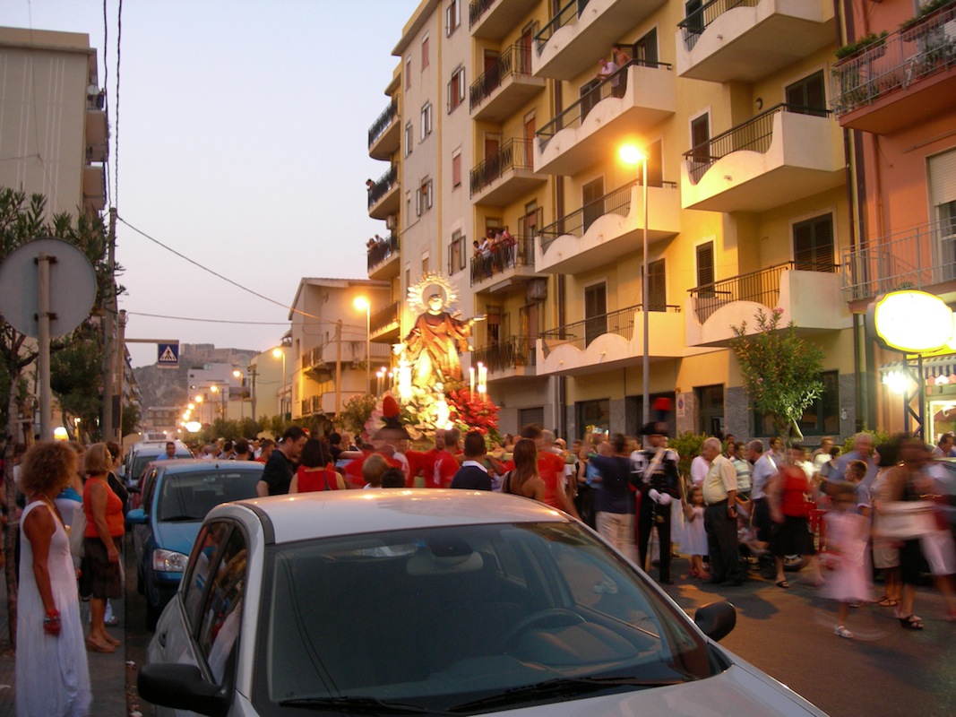 The 'vara' being carried through the streets